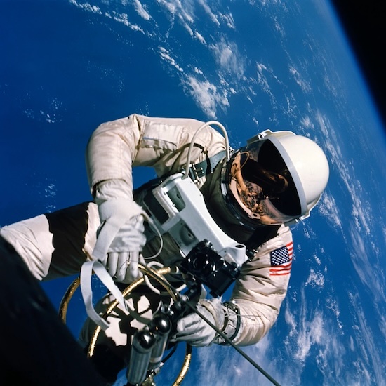 Astronot Edward H. White II, 1965 yılında Gemini 4 görevi sırasında uzay yürüyüşü yaparken
