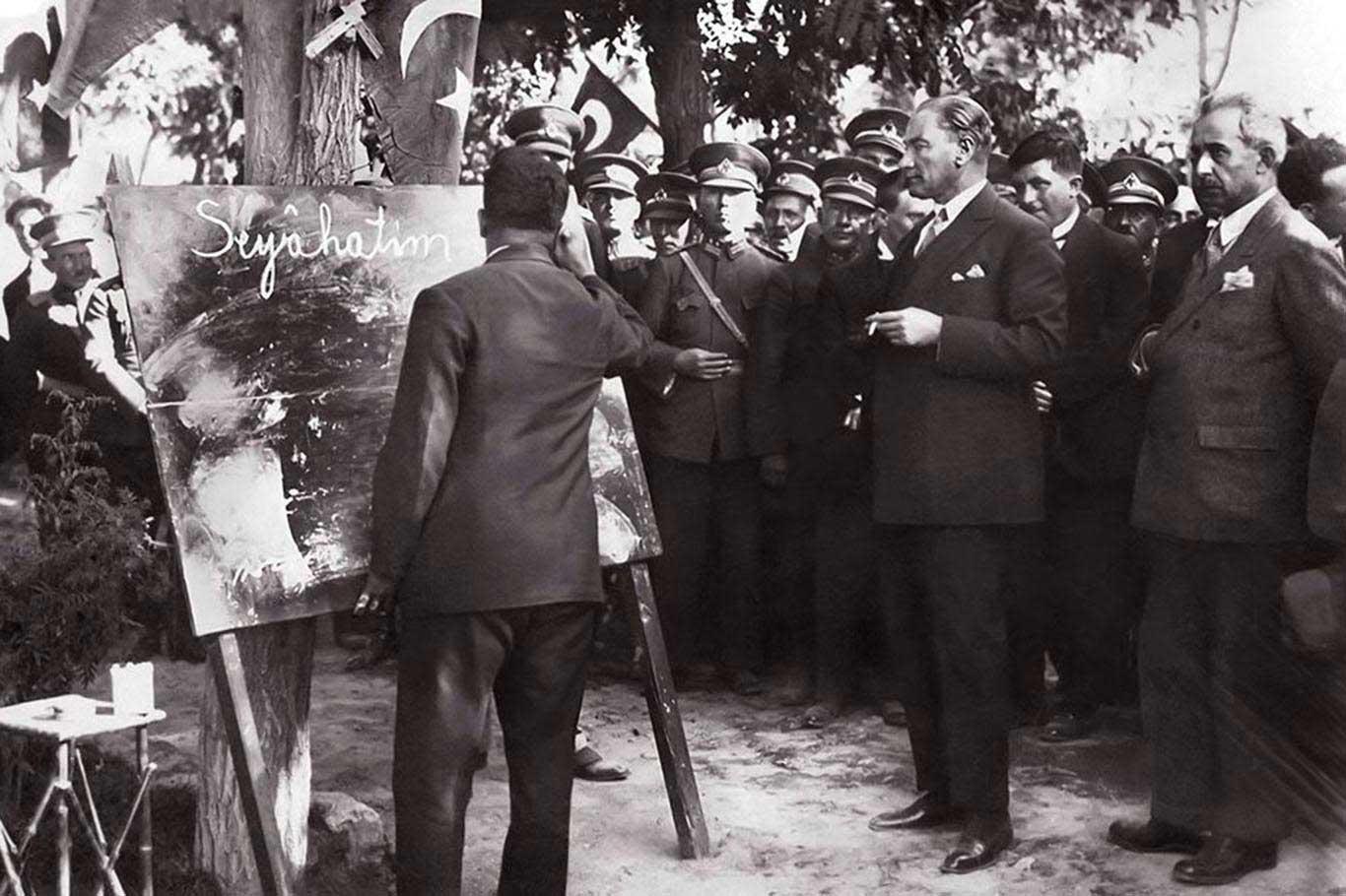 Mustafa Kemal Atatürk yeni Türk harflerini halka tanıtırken