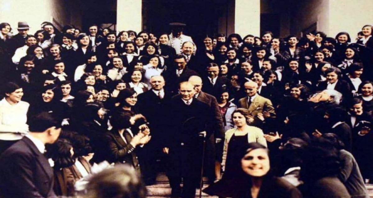Mustafa Kemal Atatürk öğrenciler ve eğitimcilerle birlikte