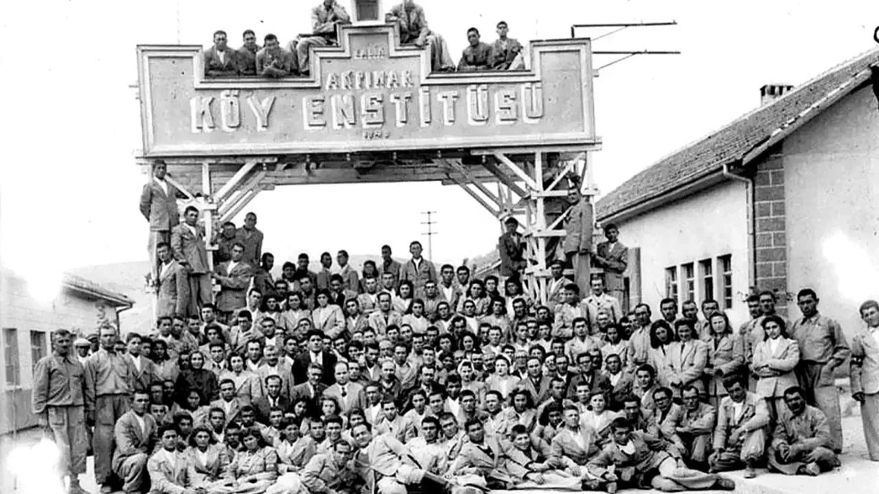 Samsun Akpınar Köy Enstitüsü öğrencileri ve öğretmenleri