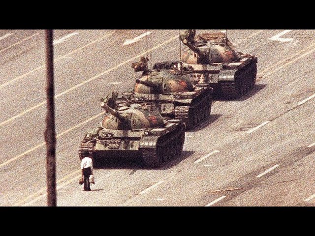 Tiananmen Meydanı'nda tankların önünde duran kişi