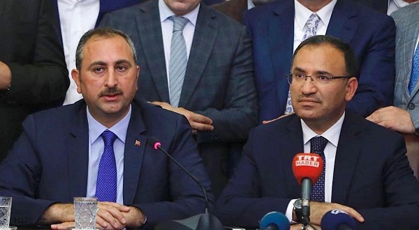 Adalet Bakanı Gül istifa etti, Bekir Bozdağ üçüncü kez Adalet Bakanlığına getirildi. Adalet Bakanı Gül istifa etti, Bekir Bozdağ üçüncü kez Adalet Bakanlığına getirildi.