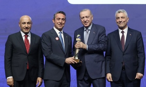 Ali Koç Cumhurbaşkanı Erdoğan’ın Elinden Üç Ödül Birden Aldı Ali Koç Cumhurbaşkanı Erdoğan’ın Elinden Üç Ödül Birden Aldı