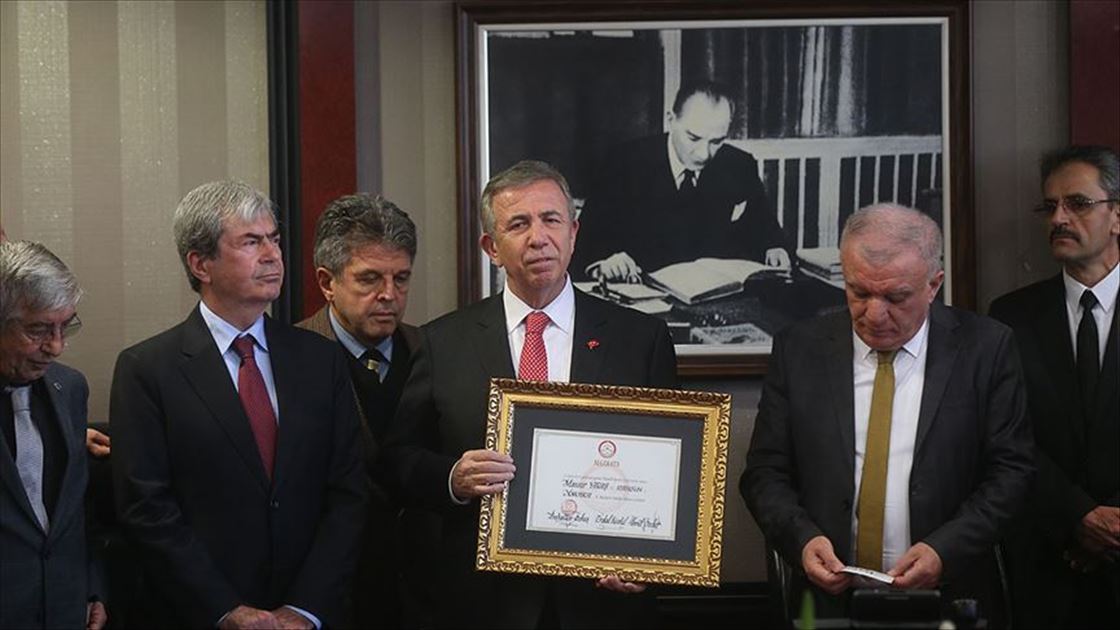 Ankara Büyükşehir Belediye Başkanı seçilen CHP adayı Mansur Yavaş, mazbatasını aldı. Ankara Büyükşehir Belediye Başkanı seçilen CHP adayı Mansur Yavaş, mazbatasını aldı.