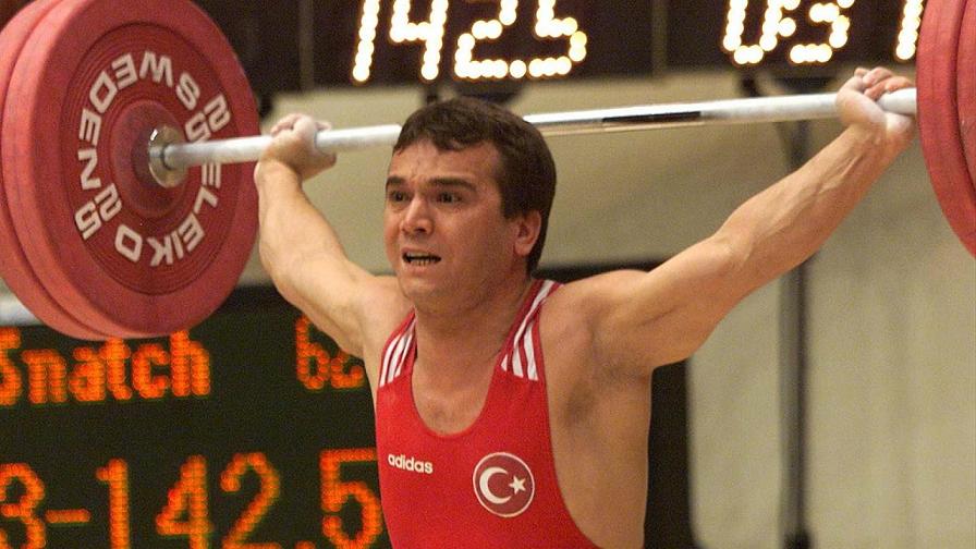 Avrupa, Dünya ve Olimpiyat Şampiyonu haltercimiz Naim Süleymanoğlu yoğun bakımda Avrupa, Dünya ve Olimpiyat Şampiyonu haltercimiz Naim Süleymanoğlu yoğun bakımda