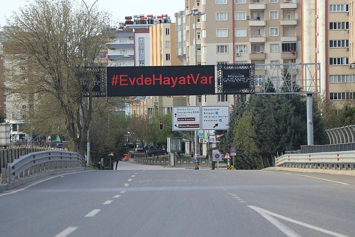 Cumhurbaşkanı Recep Tayyip Erdoğan duyurdu: Sokağa çıkma yasağı uygulaması hafta sonu da devam edecek. Cumhurbaşkanı Recep Tayyip Erdoğan duyurdu: Sokağa çıkma yasağı uygulaması hafta sonu da devam edecek.