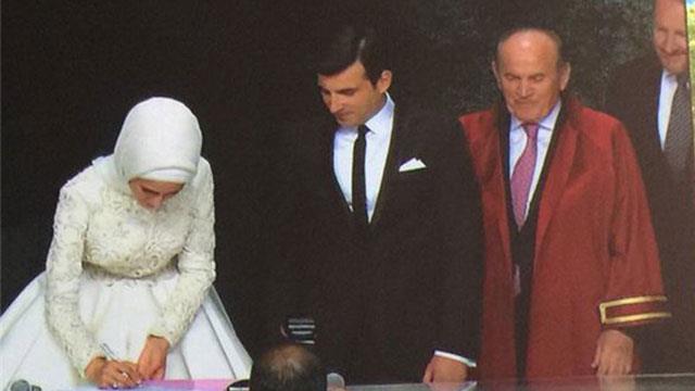 Cumhurbaşkanı Recep Tayyip Erdoğan'ın kızı Sümeyye Erdoğan, iş adamı Özdemir Bayraktar'ın oğlu Selçuk Bayraktar ile evlendi. Cumhurbaşkanı Recep Tayyip Erdoğan'ın kızı Sümeyye Erdoğan, iş adamı Özdemir Bayraktar'ın oğlu Selçuk Bayraktar ile evlendi.