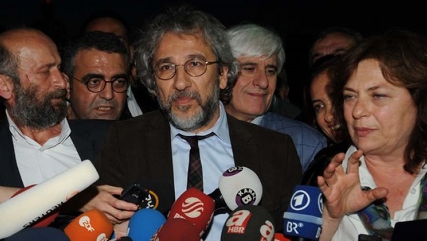 Cumhuriyet gazetesi genel yayın yönetmeni Can Dündar, görevinden istifa etti. Cumhuriyet gazetesi genel yayın yönetmeni Can Dündar, görevinden istifa etti.