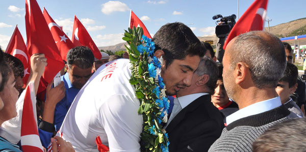 Dünya şampiyonu güreşçi Taha Akgül'e coşkulu karşılama Dünya şampiyonu güreşçi Taha Akgül'e coşkulu karşılama