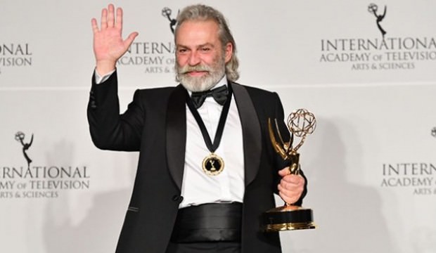 Haluk Bilginer, 47. Uluslararası Emmy Ödülleri'nde Şahsiyet dizisindeki performansıyla en iyi erkek oyuncu seçildi. Haluk Bilginer, 47. Uluslararası Emmy Ödülleri'nde Şahsiyet dizisindeki performansıyla en iyi erkek oyuncu seçildi.