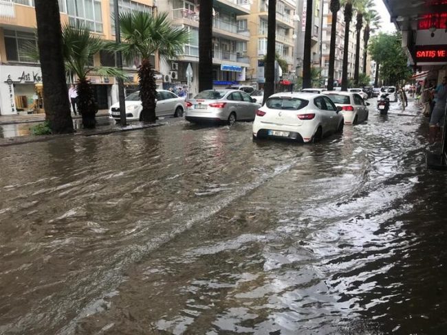 İzmir de yağmur hayatı felç etti. İzmir de yağmur hayatı felç etti.
