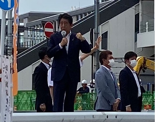 Japonya eski başbakanı Shinzo Abe, Suikast sonrasında kaldırıldığı hastanede hayatını kaybetti. Japonya eski başbakanı Shinzo Abe, Suikast sonrasında kaldırıldığı hastanede hayatını kaybetti.