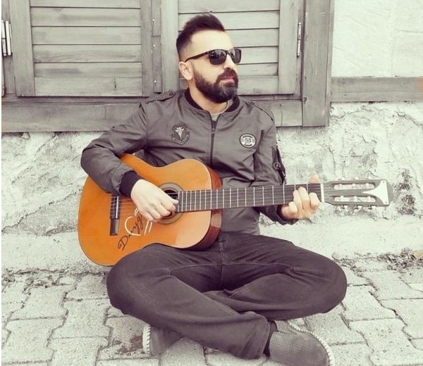 Kemal Ceyhan bir yandan yardım bir yandan müzik çalışmalarını sürdürüyor Kemal Ceyhan bir yandan yardım bir yandan müzik çalışmalarını sürdürüyor