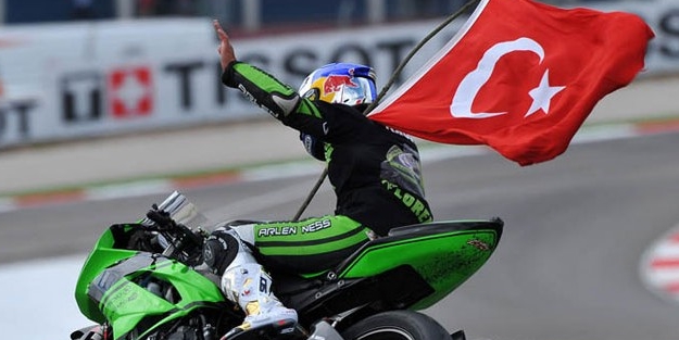 Kenan Sofuoğlu, İspanya'daki Aragon Pisti'nde düzenlenen sezonun 3. yarışında birinci oldu. Kenan Sofuoğlu, İspanya'daki Aragon Pisti'nde düzenlenen sezonun 3. yarışında birinci oldu.