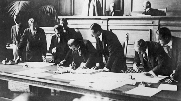 Lozan Antlaşması Türk Tarihinde Bir Dönüm Noktasıdır. Lozan Antlaşması Türk Tarihinde Bir Dönüm Noktasıdır.