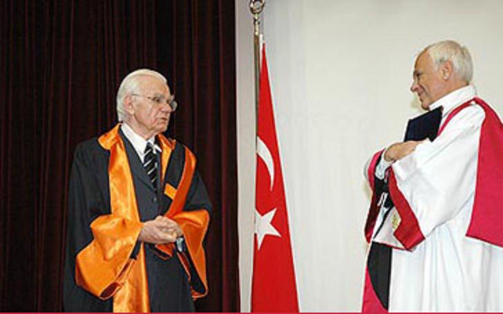 Prof. Gazi Yaşargil’e Yeditepe Üniversitesi Tıp Fakültesi tarafından Fahri Profesörlük ve Doktora Unvanı verildi. Prof. Gazi Yaşargil’e Yeditepe Üniversitesi Tıp Fakültesi tarafından Fahri Profesörlük ve Doktora Unvanı verildi.