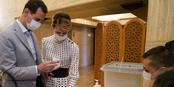 Suriye Devlet Başkanı Beşşar Esad ve eşi Esma Esad , koronavirüse yakalanmasının ardından özel bir uçakla Rusya'nın başkenti Moskova'ya getirildi.