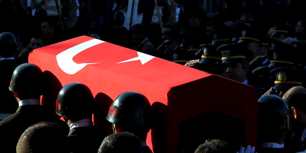 Suriye'nin İdlib kentinde bulunan TSK unsurlarına Beşşar Esad Rejimi Güçleri tarafından dün düzenlenen hava saldırısında 33 askerimiz şehit oldu, 32 askerimizin de yaralandığını açıkladı.