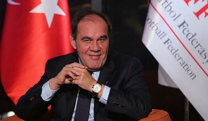 Türkiye Futbol Federasyonu Başkanı Yıldırım Demirören görevinden istifa etti. Türkiye Futbol Federasyonu Başkanı Yıldırım Demirören görevinden istifa etti.