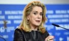 Fransa’nın dünyaca ünlü sinema yıldızı Catherine Deneuve, felç teşhisiyle hastaneye kaldırıldı. Fransa’nın dünyaca ünlü sinema yıldızı Catherine Deneuve, felç teşhisiyle hastaneye kaldırıldı.